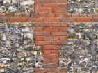 chaînage en briques pour ce mur en silex